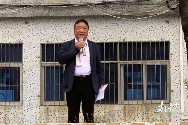 潮南区两英古厝小学校长钟喜彬.