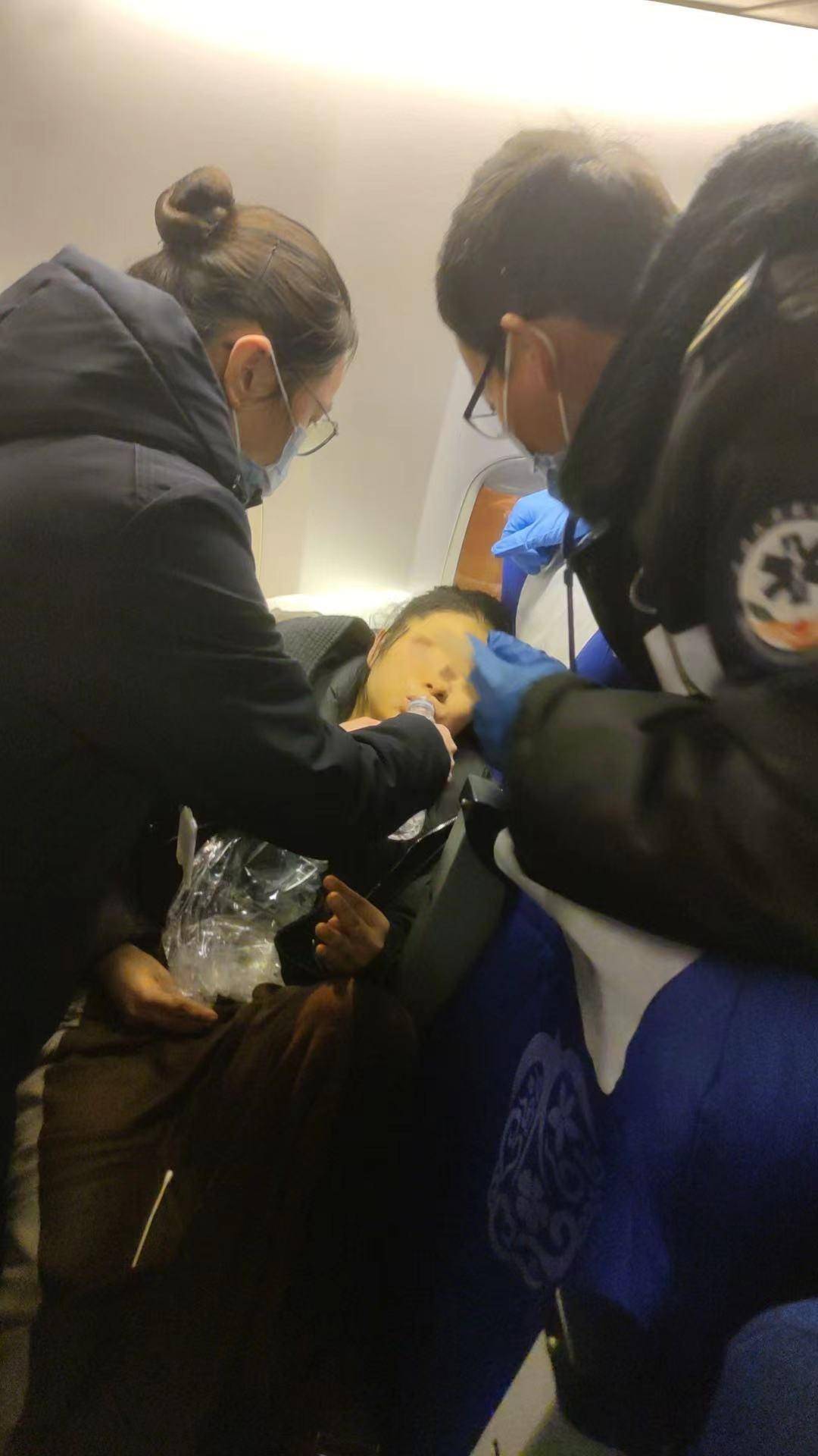 得知带娃女乘客突发不适,一场"暖心接力"在武汉展开_旅客_李诗敏_特服