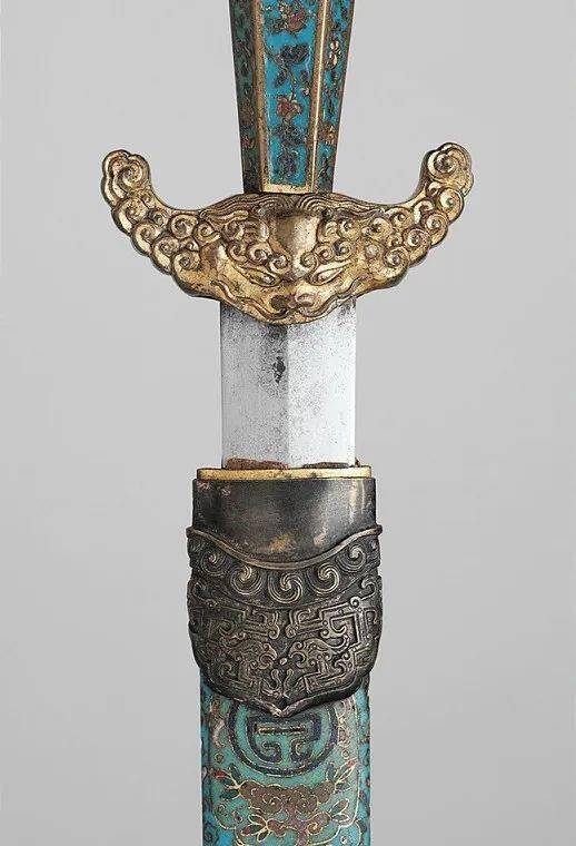 是龙和豺的孩子,龙身豺首,性格刚烈,嗜杀好斗,总是嘴衔宝剑,怒目而视