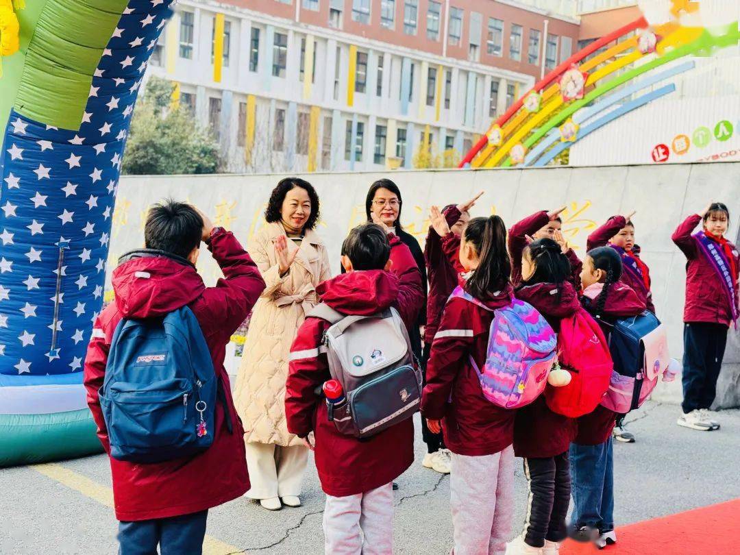 喜盼桃宝归"新学期欢迎仪式,全体教职工校门口列队欢迎,家长志愿者校