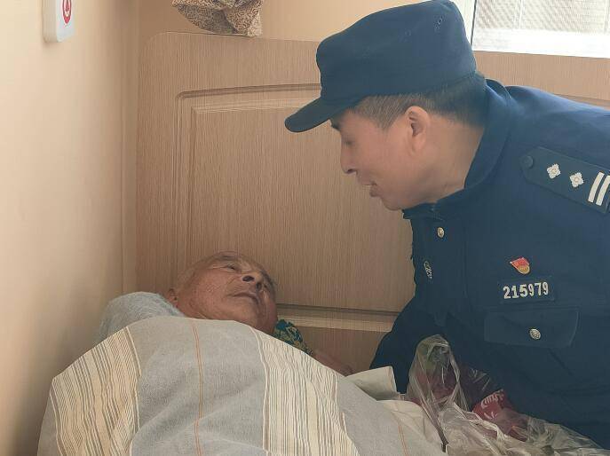"警察儿子"十年守护 老人把存折和钥匙交给他_赵相_大爷_工作