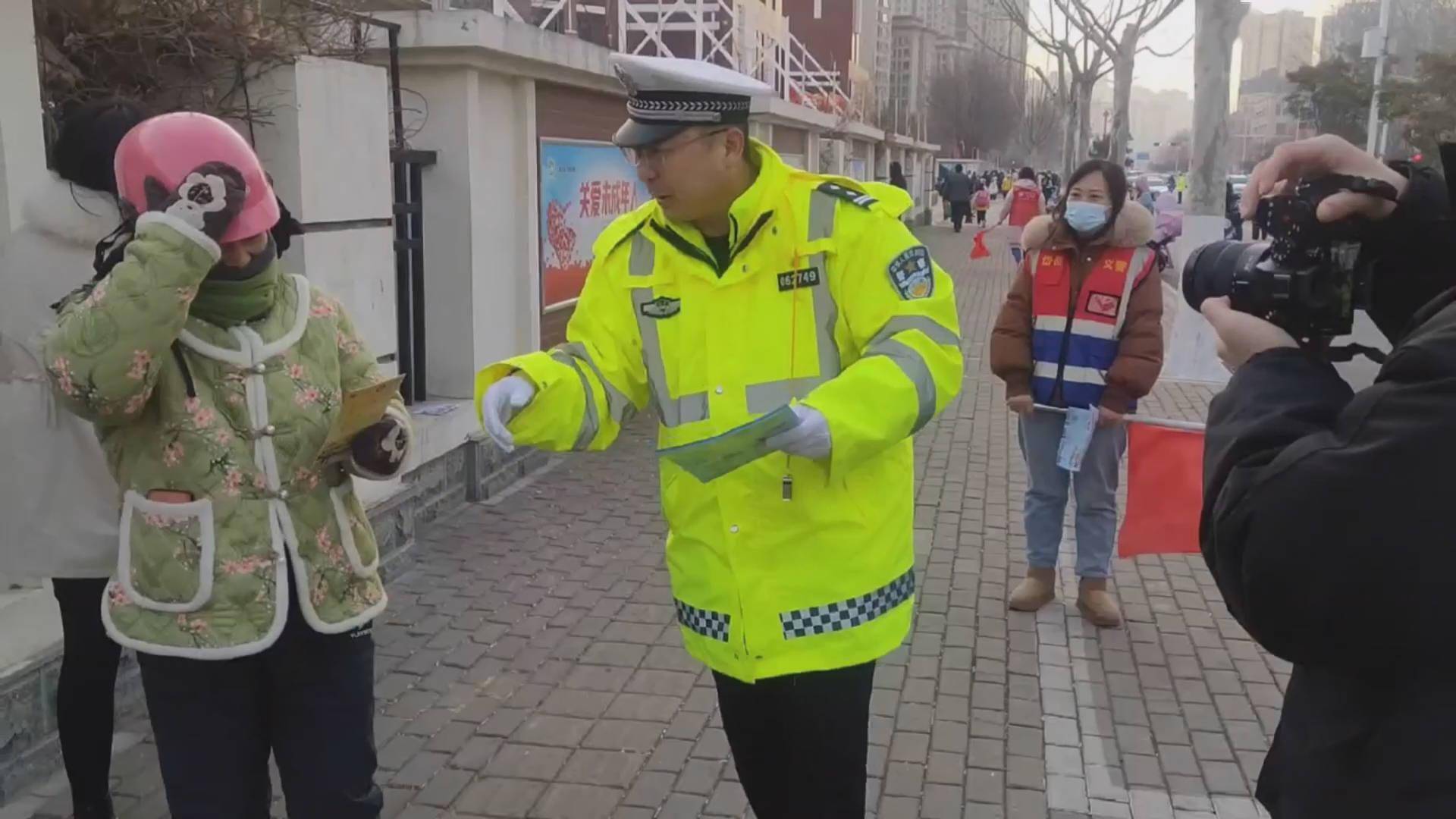 开学季 | 我市交警多措并举护航平安上学路_周边_校园_泰安市