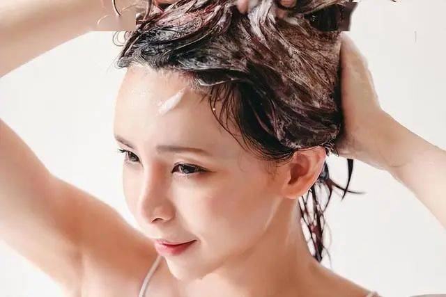 洗完头发就容易出油变软塌?