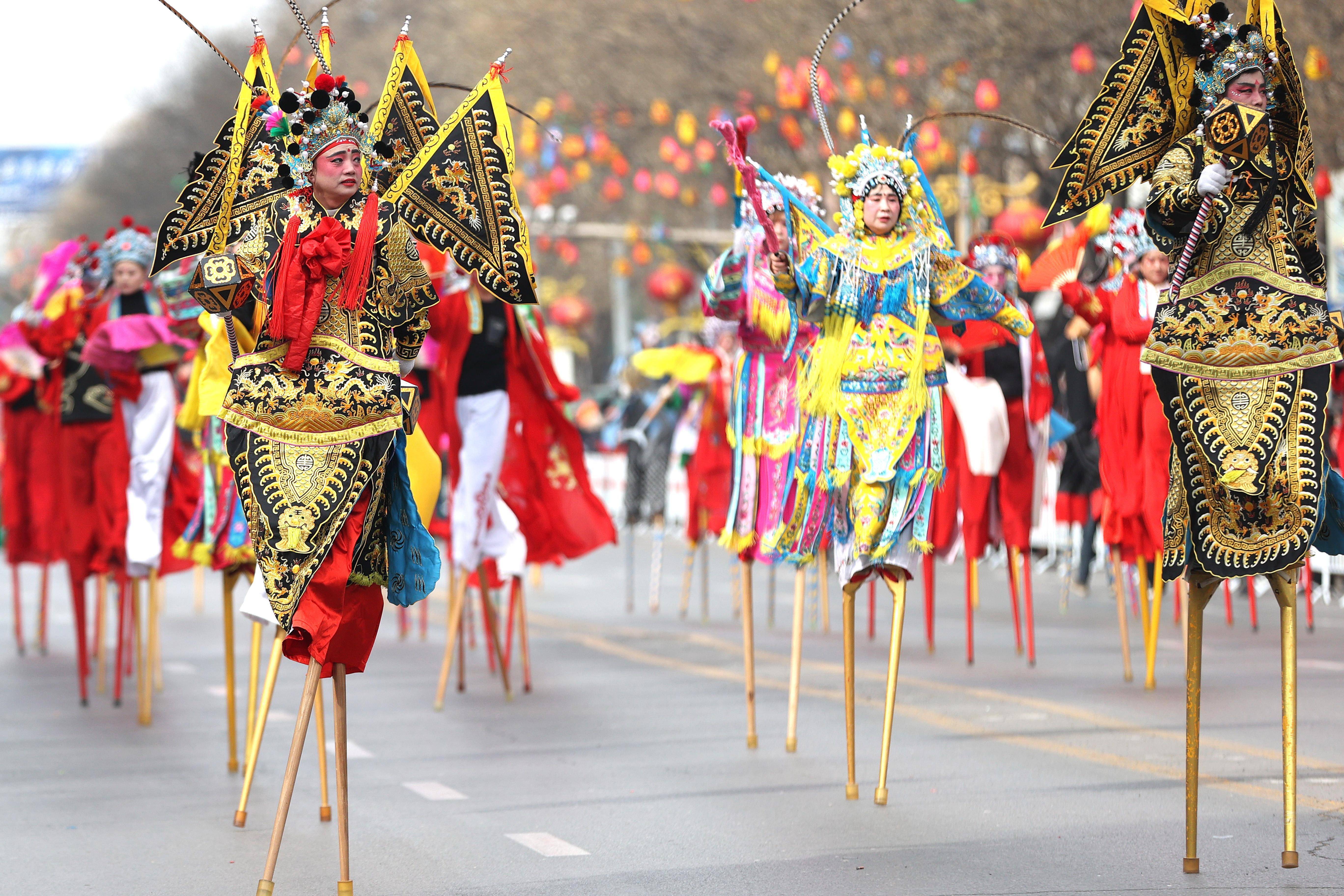 高跷舞图片