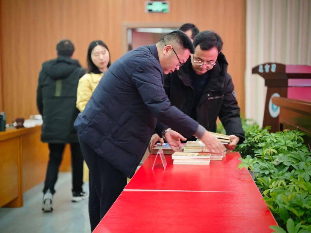 书香共享,爱心传递——容城学校开展教师捐赠图书活动_胡婧_赵适_力量