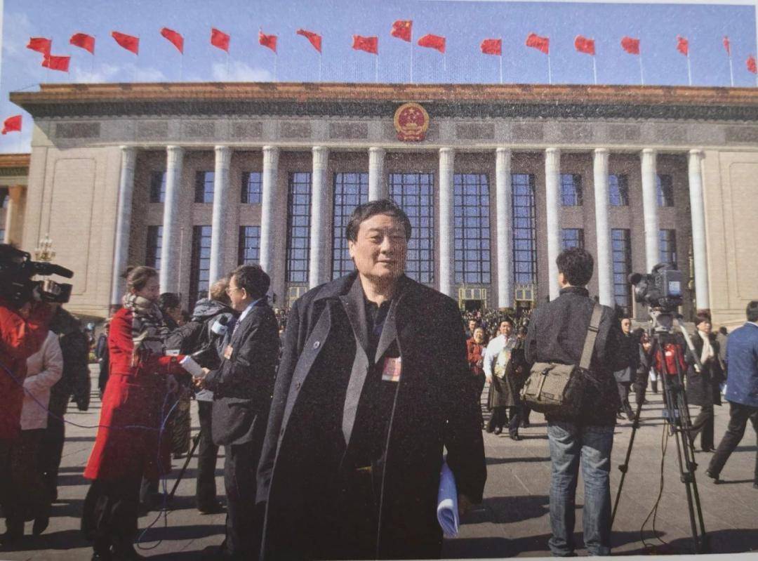 2003年3月,宗庆后第一次以全国人大代表的身份参加全国人大会议,此后