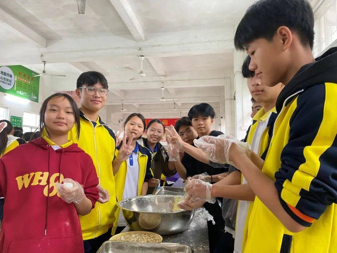 高要区大湾镇初级中学举办了一场别开生面的"包汤圆"活动,让全体师生