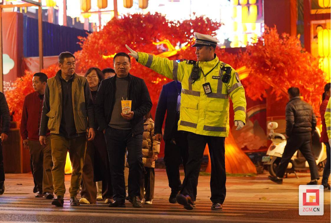 警灯护彩灯 元宵节自贡公安守护"宇宙第一灯会"_游客_工作_方式