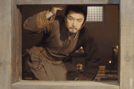 第一集《秦汉》的开头,就是讲述战国晚期的两位士兵,黑夫和惊,他们在