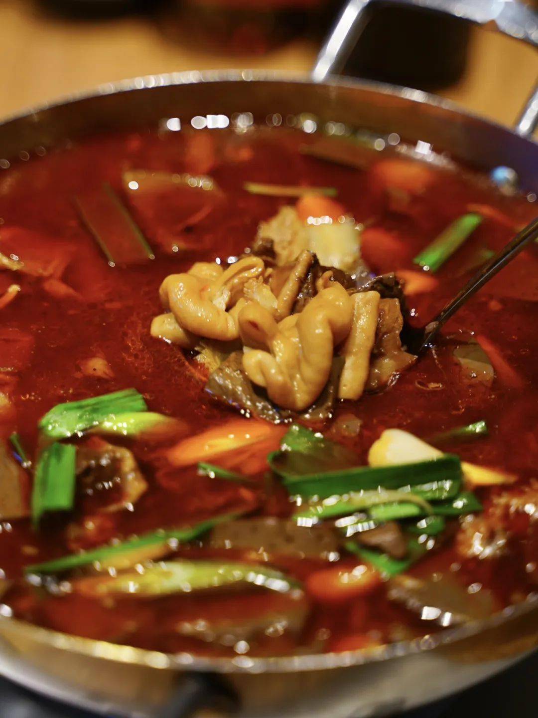 和台湾菜的五更肠旺常用卤汁做汤底不同,这里是类似重庆牛油锅底般的