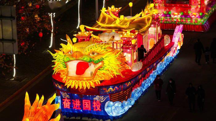 山西晋城高平市:夜赏花灯彩车 人潮涌动 热闹非凡_市民_东街_文化