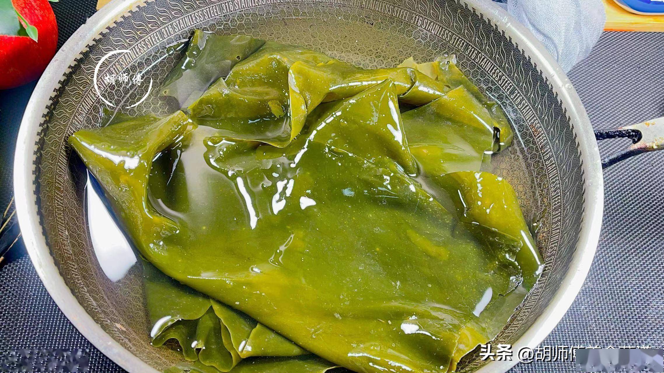 泡海带时,只加水是不行的,多加一勺"它",10分钟泡好还没腥味_表面