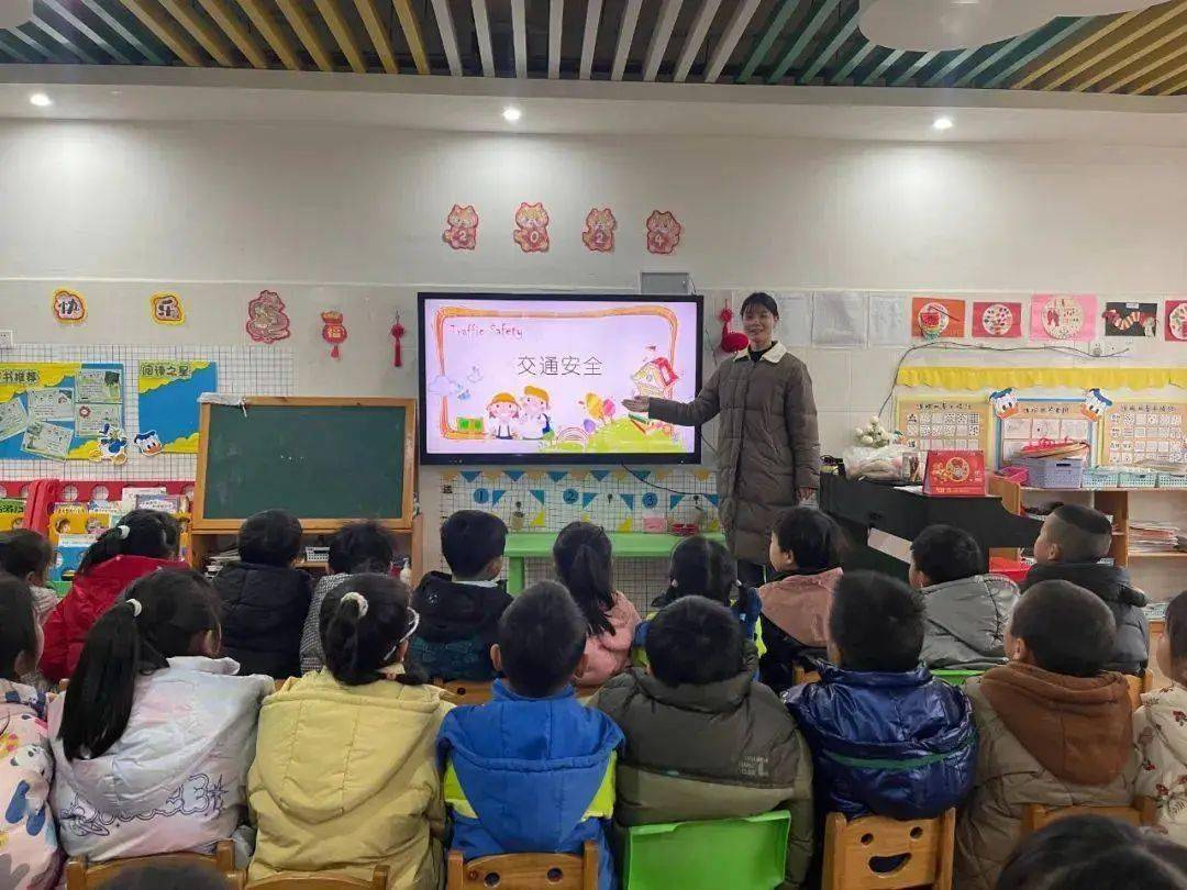 消防安全教育宣传片,并邀请消防员走进校园开展消防安全宣传教育培训