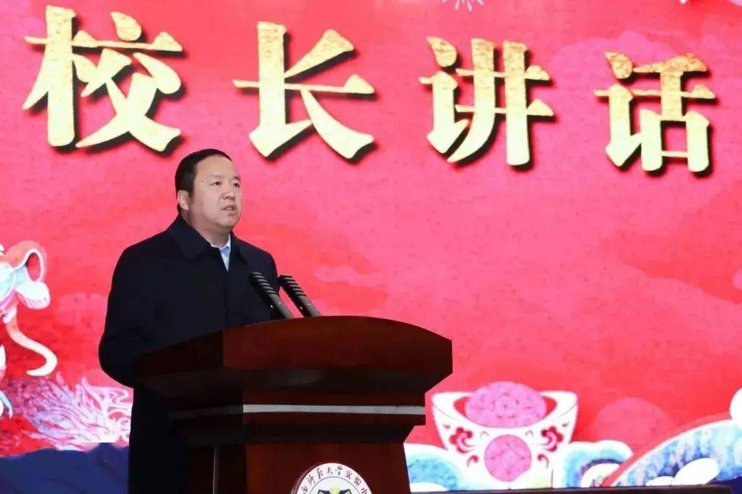 开学典礼上,总校长罗坤回顾了陕师大实验小学10年来走过的风雨历程,细