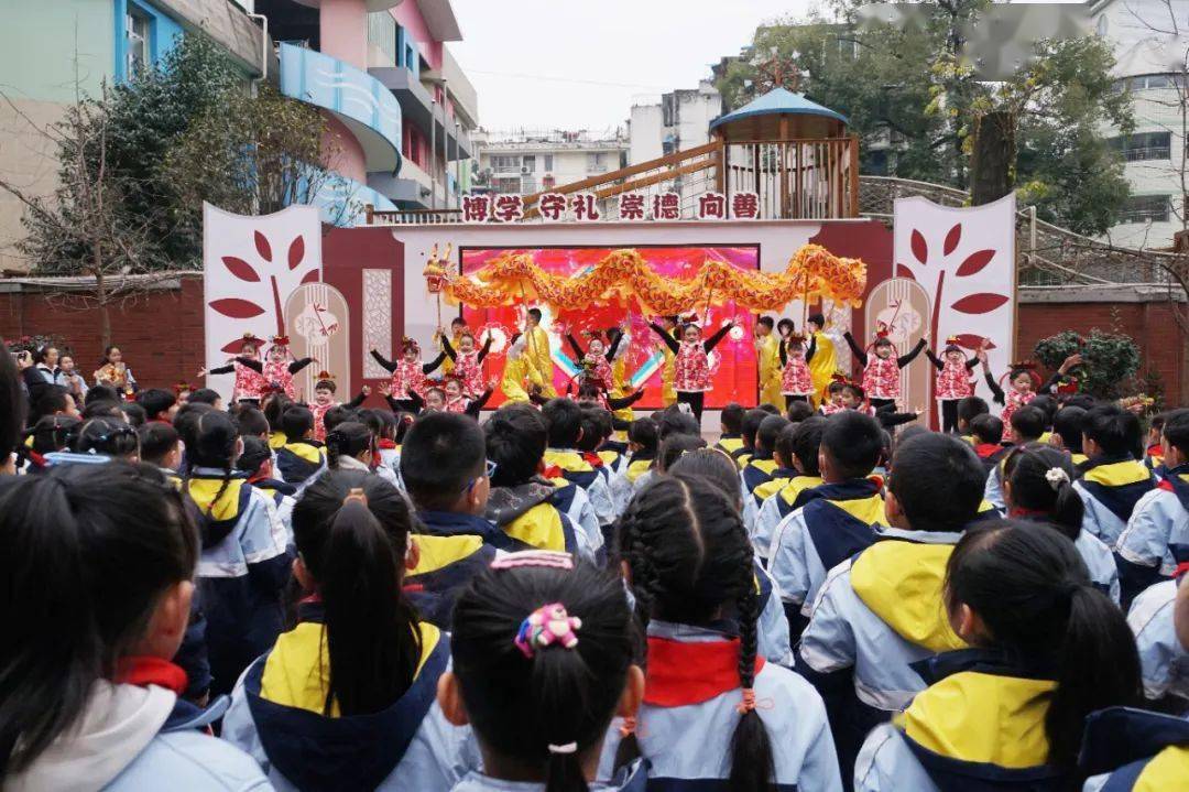 当天上午9时,全校师生齐聚操场,以一场主题为"童心筑梦向未来  砥砺