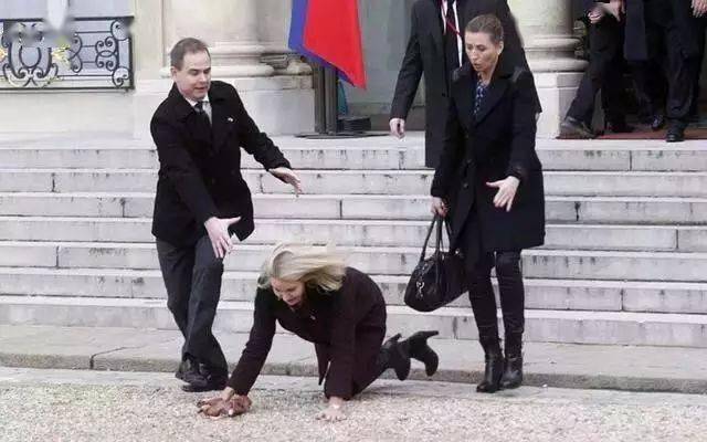 丹麦首相掉鞋图片