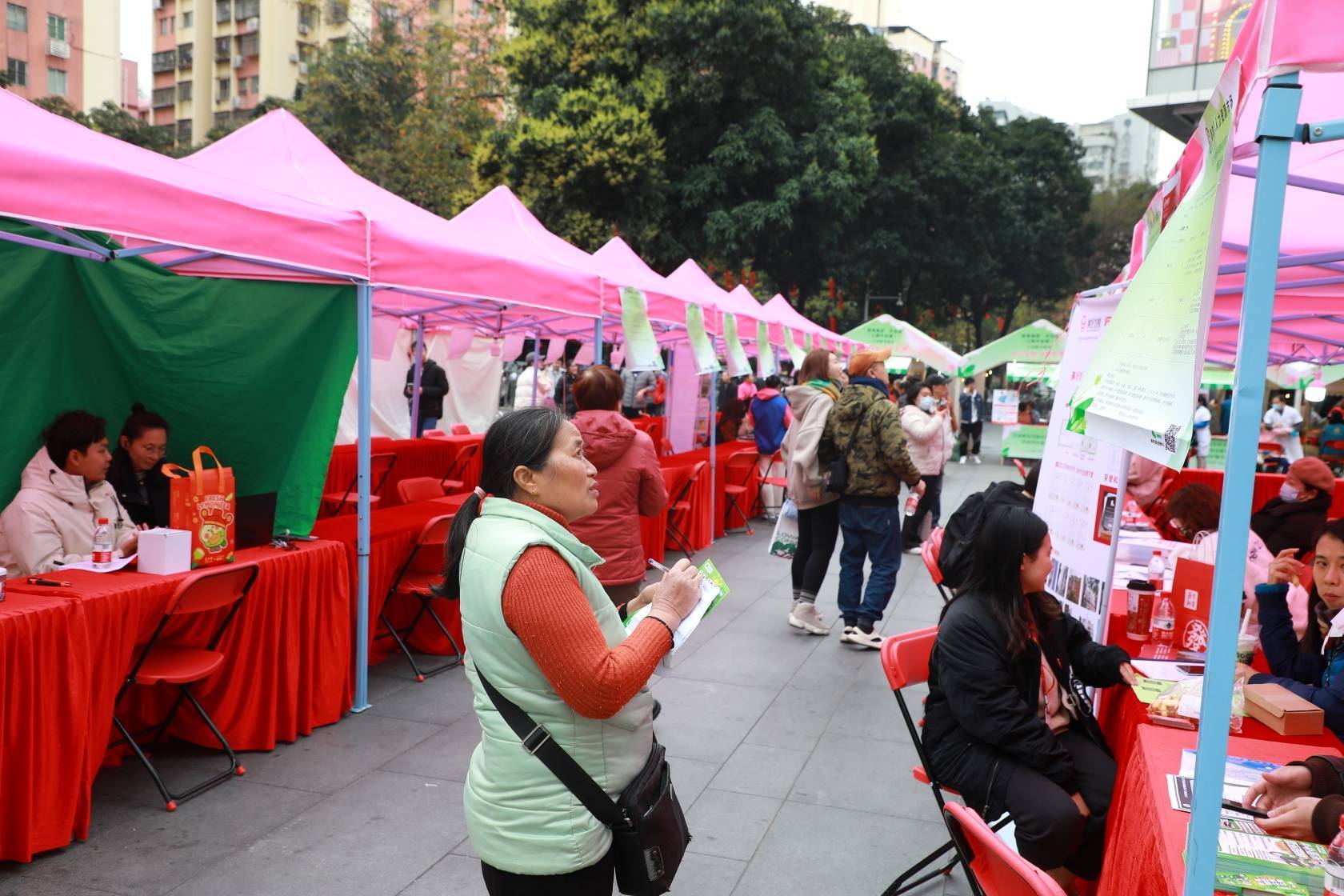 广州海珠江南中街:50多家企业参与,就业服务"龙"重