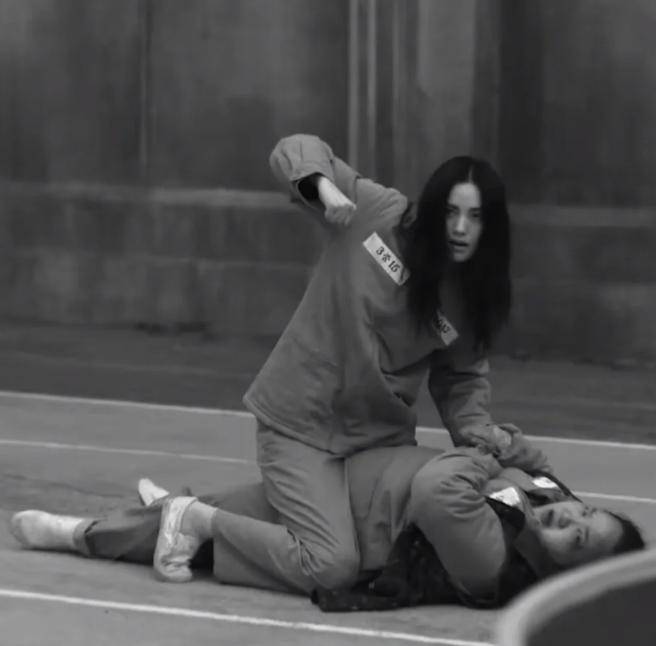 广东高铁某男子火了,视频曝光惹众议,网友:还得是"