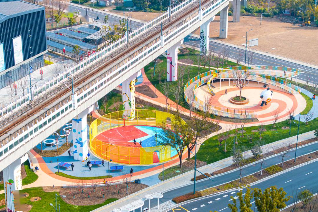 缤纷运动乐园建设时以"激活轨交11号线桥下空间"为