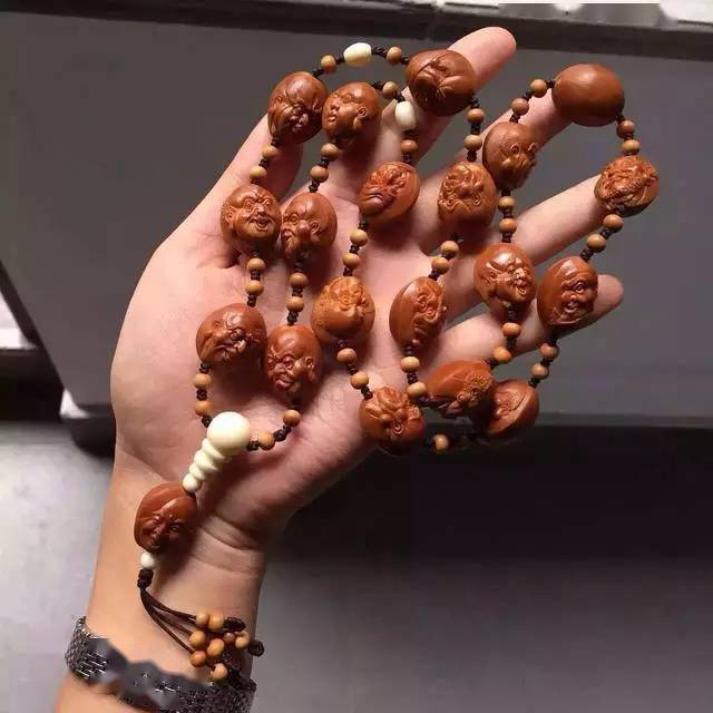 灰尘无时不在侵害着我们的物品,核雕小巧及多镂,极易被灰尘沾粘且不易