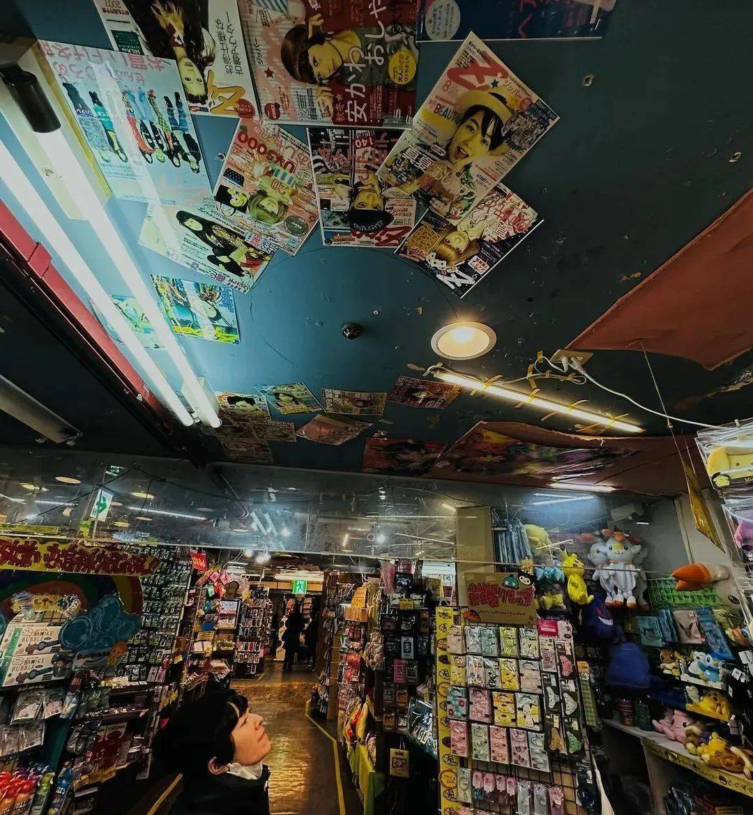 永山瑛太上传了三张照片,图中是他与妻子木村kaela一起来到某家店的