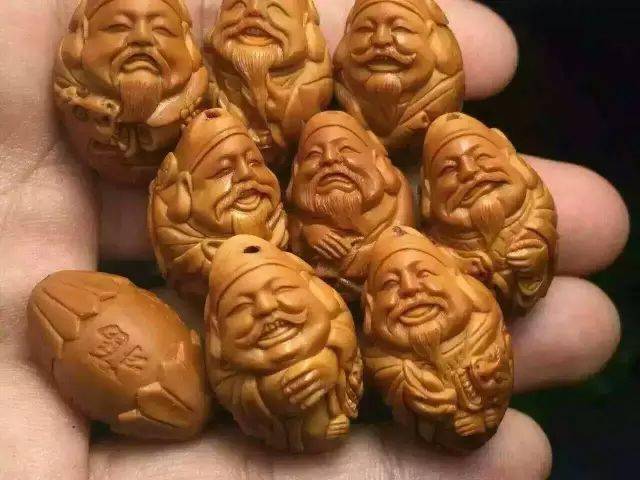 日照强光,日照直射发生的热量等,这些对核雕的危害不可疏忽,强光和