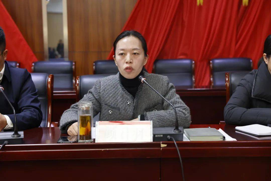 镇党委副书记,镇长颜君羽主持会议,并就贯彻落实本次会议精神,从"学