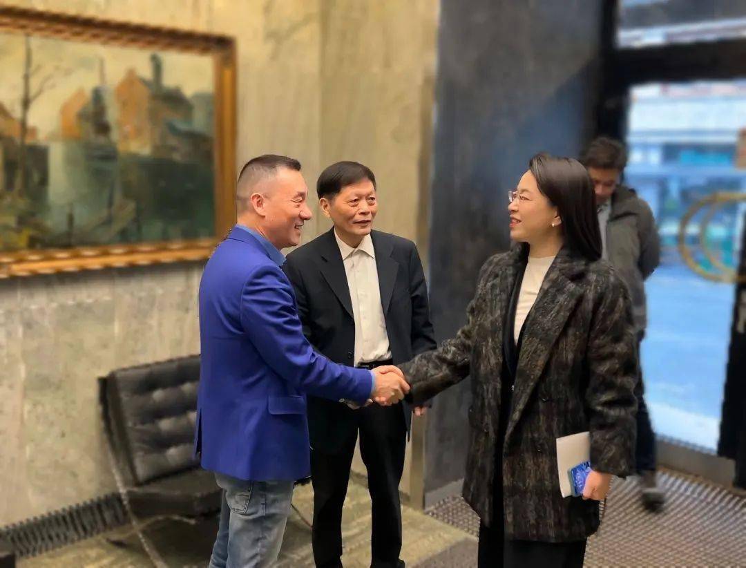 侯悦大使(左三)与主办方侨领马列(中),协办方侨领詹云林(左一)亲切