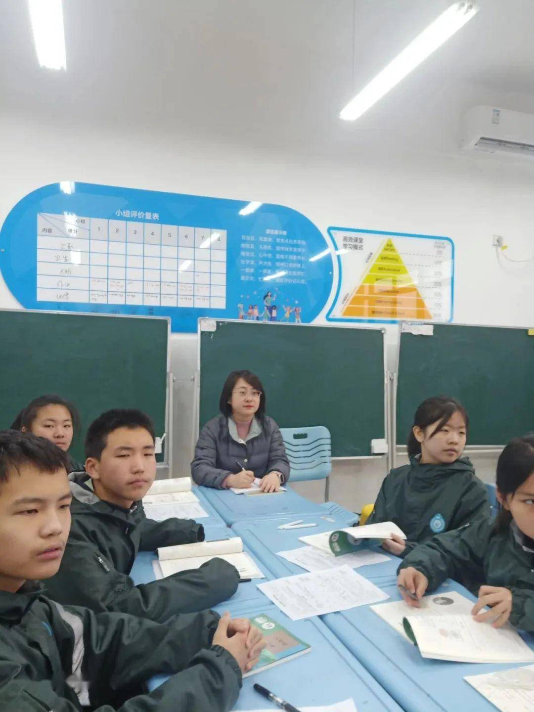 初中生物教研员淡静雅正在进行课堂观察:本节课能够遵循学生的认知