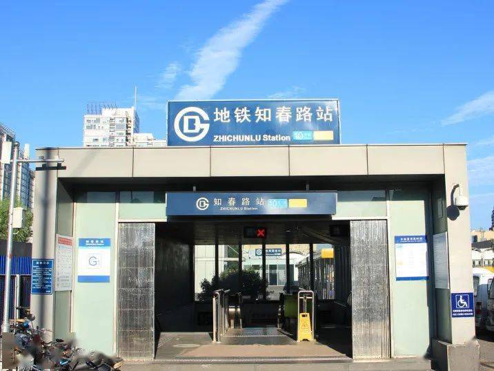 出一对母子在换乘通道内的扶梯上摔倒地铁知春路站内发生了惊险的一幕