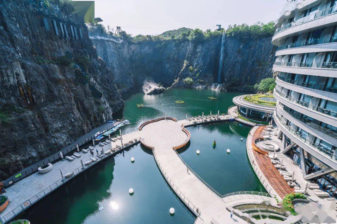 180°饱览崖壁瀑布风光330间不同主题客房02大堂中央还有3d投影的动态