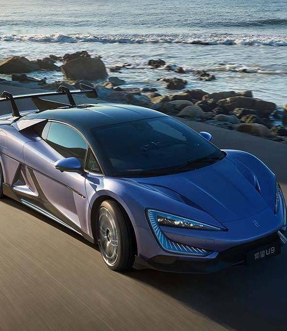 期待的是,希望有车企能够摘下汽车工业王冠上的宝石,飞驰而过的车标不