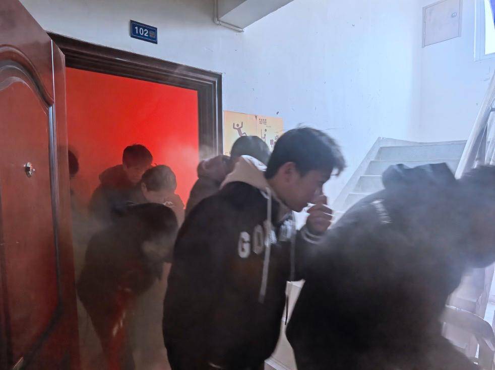 大丰港实验学校举行宿舍消防安全疏散演练活动,组织进行消防安全培训