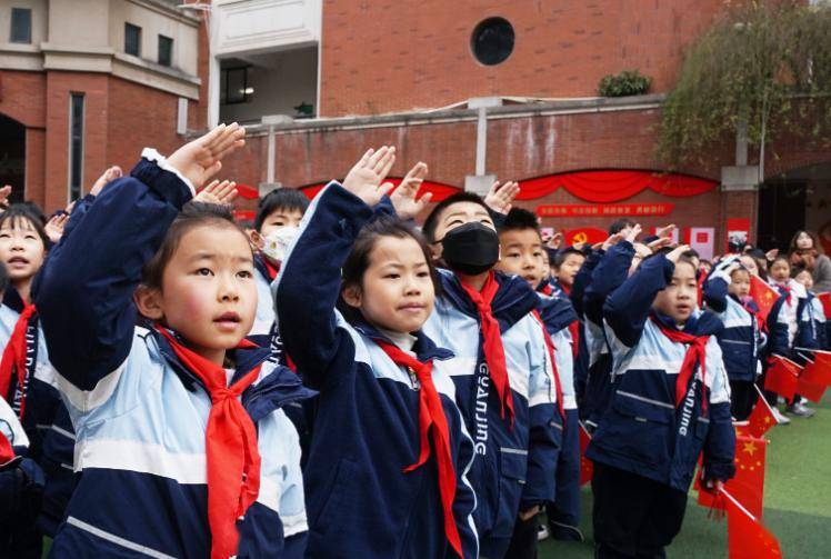 欢快的音乐中,校队的孩子们带来动感十足的啦啦操表演.