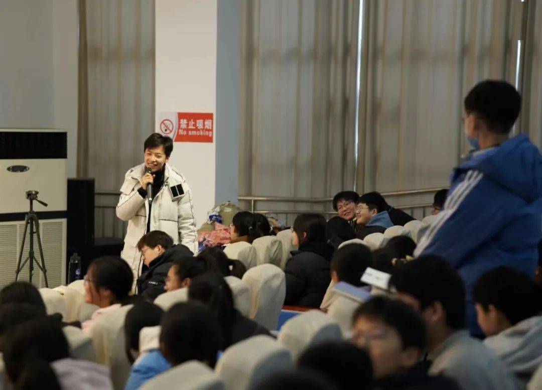 队员回答同学们的问题78 背景介绍据悉,"水木一课"项目是清华大学