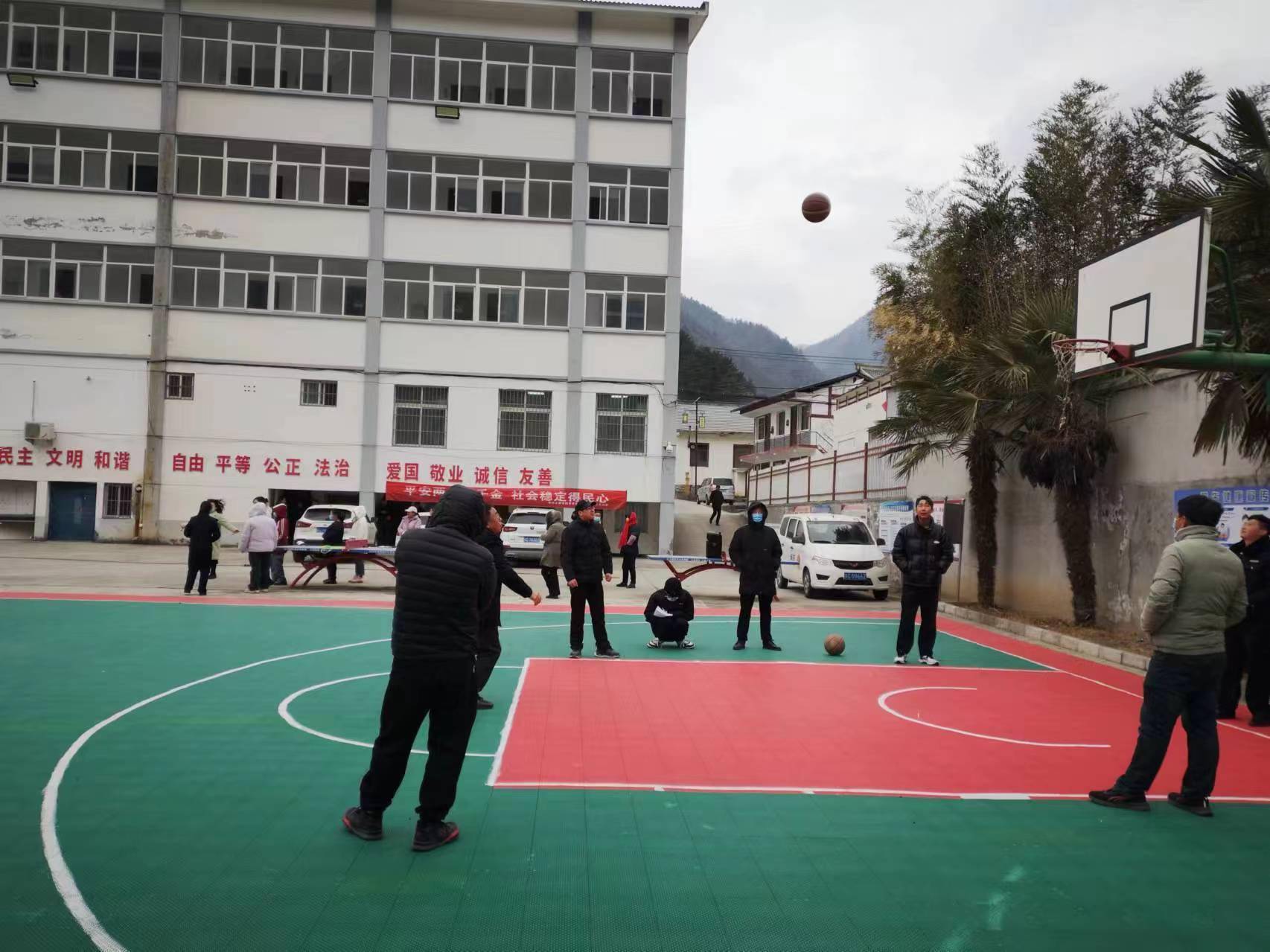 活动当天,在镇同心实践中心进行了拔河,定点投篮,巧运乒乓球,跳绳