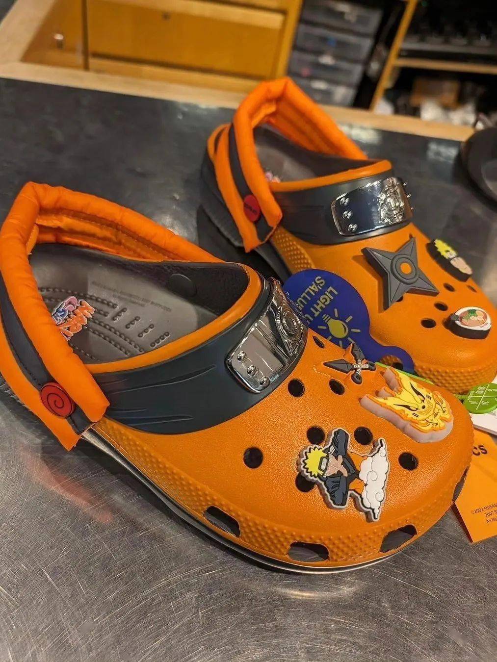 《火影忍者》x crocs随后 1 月底,crocs 便携手《火隐忍者》打造了