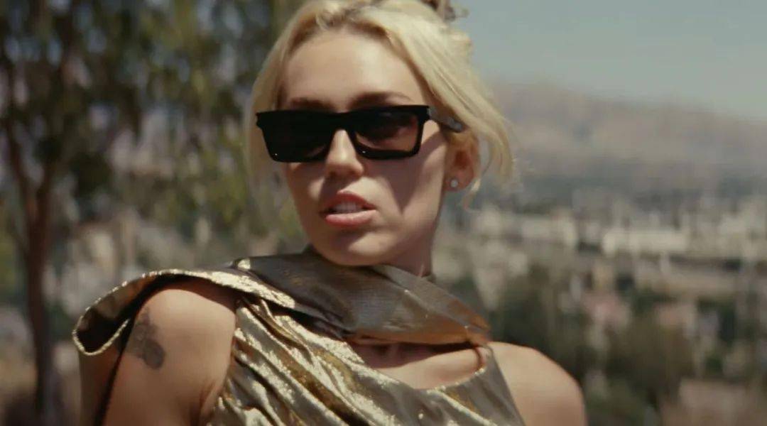 miley cyrus 发布新单曲封面,红气养人美艳动人!_麦莉_音乐界_创意