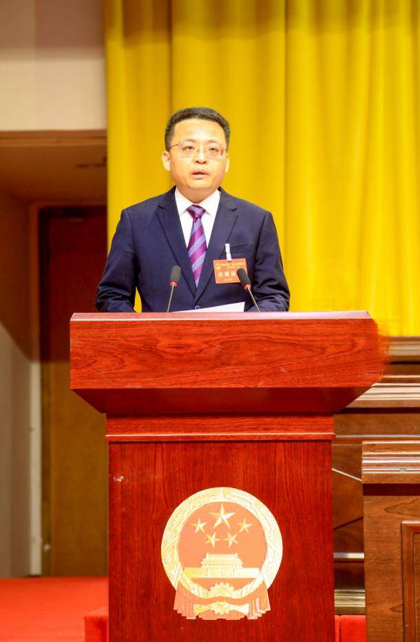 根据会议议程,市委副书记,市长徐纪敏代表华蓥市第十一届人民政府向