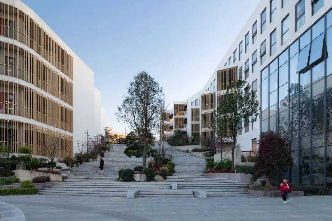 新作| 在这里,追寻一片校园山谷:义乌市艺术学校新