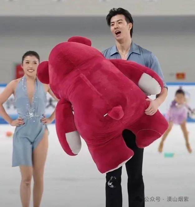 71分的成绩夺得花样滑冰公开组冰上舞蹈自由舞比赛冠军热情的观众纷纷