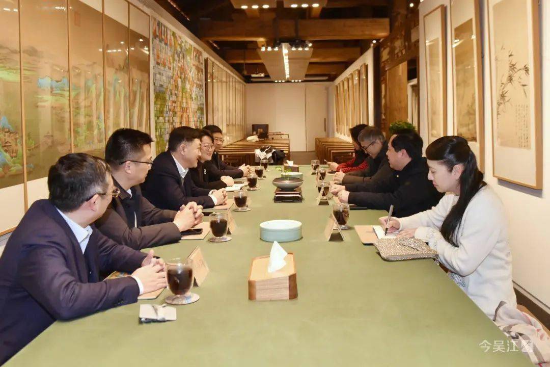 故宫博物院是在明清皇宫及其收藏基础上建立起来的大型综合性古代艺术