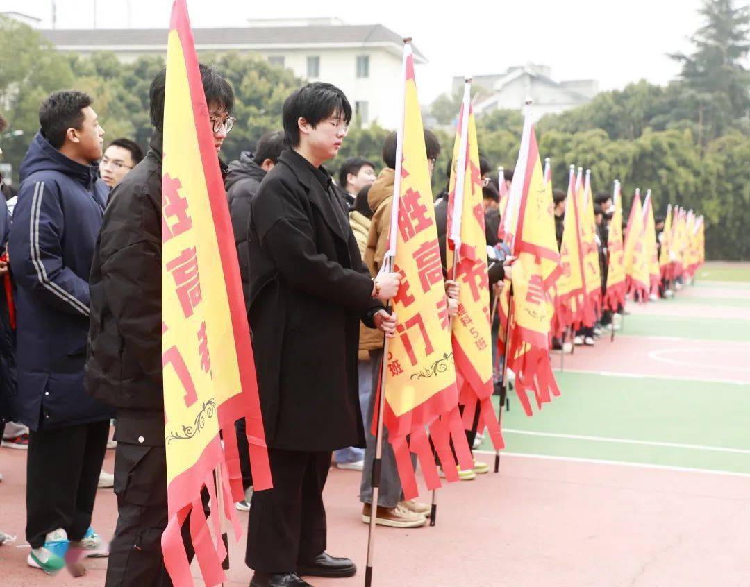 在激昂的战鼓声中,唐校发布出征令,伴着《让我们飞的更高》的旋律,各