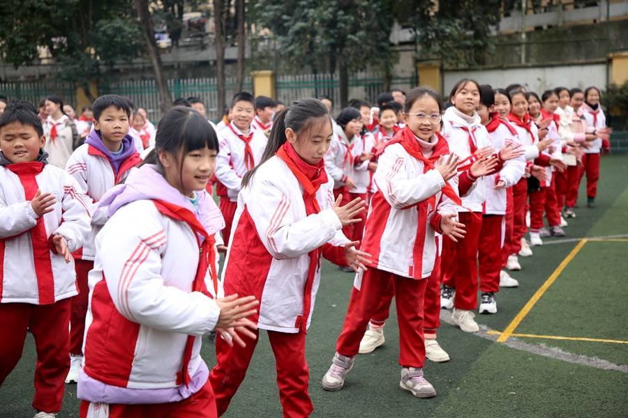 跳舞,拔河,骑"毛毛虫"……凯里八小高年级学子开学第一天花式"减压"