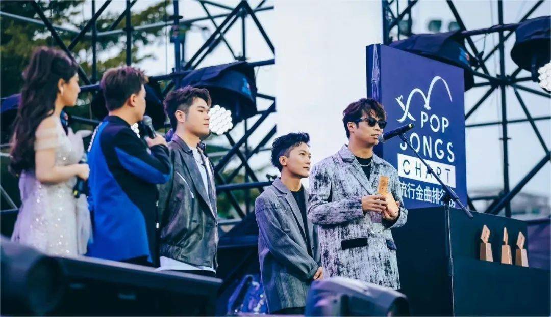 在2023年年底,麻园诗人获得了2023年中国新音乐排行榜"最佳摇滚乐队奖