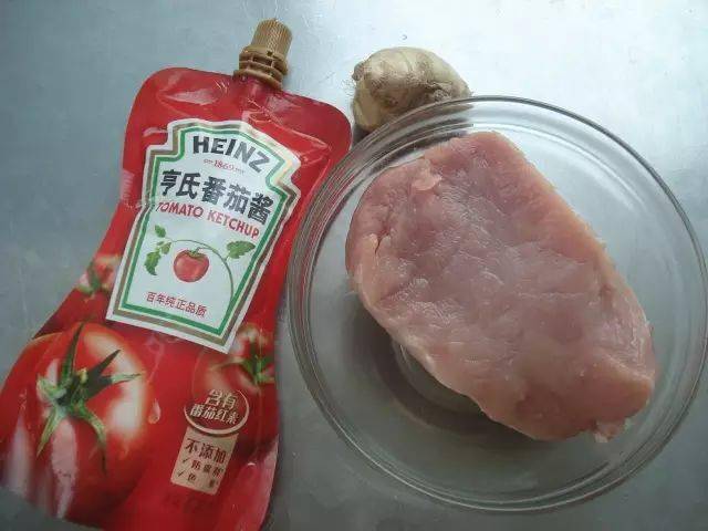 番茄酱,胡椒粉,白糖,料酒,盐,玉米淀粉,生抽食材准备:今天做樱桃肉
