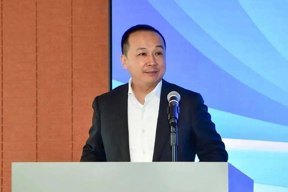 教授梁爽,上海市律师协会会长邵万权,上海市外商投资协会会长黄峰