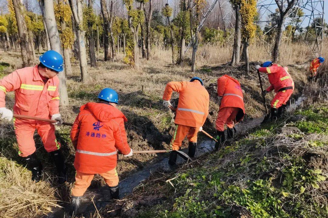 雨雪过后 路桥养护施工队给道路"疗伤"_路面_积水_进行