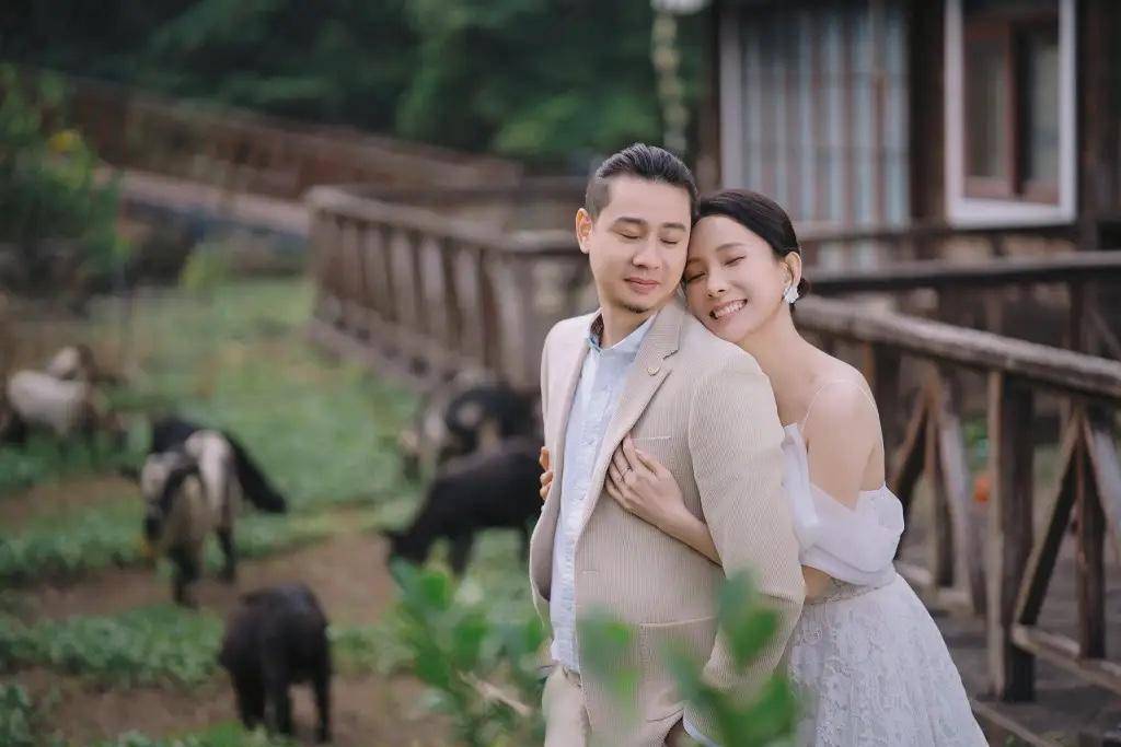 香港性感女星文凯玲开心晒婚照!