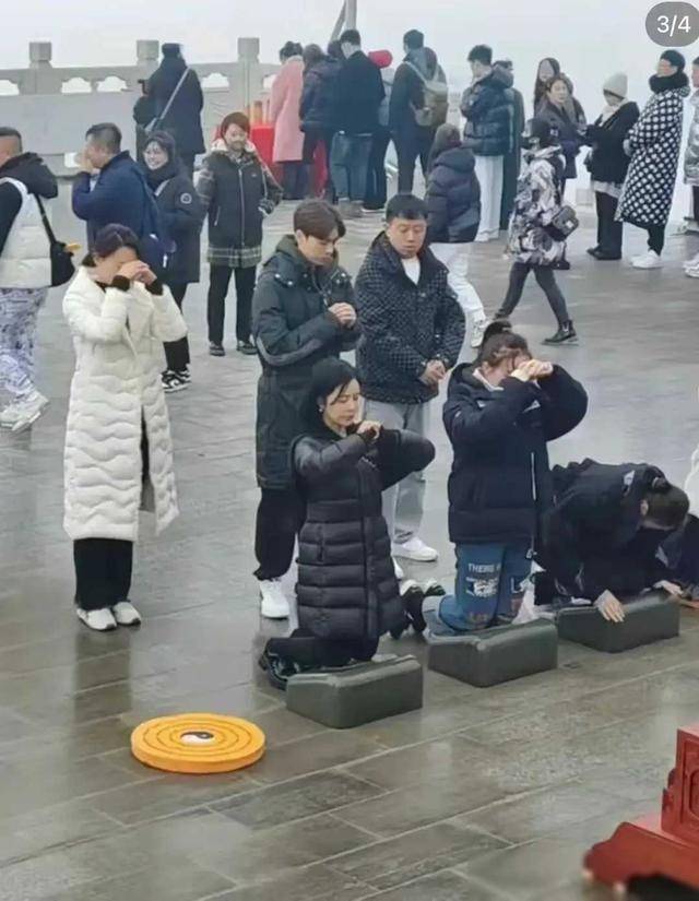 李易峰寺庙虔诚祈福,未带口罩,素颜现身,退圈后星味全无_生活_人群